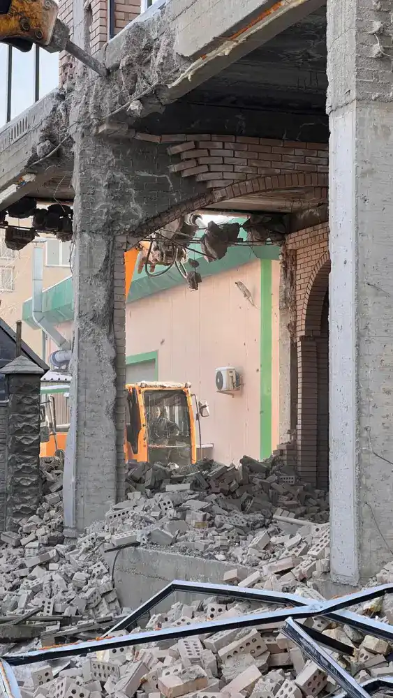 Снос незаконного здания в Алматы: Судебное решение и его последствия для городского пространства Павлодаре