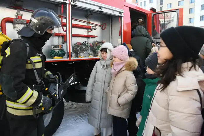 «Закон и порядок»: как не попасть в ловушку мошенников и что делать при ЧС, рассказали столичным школьникам (10)