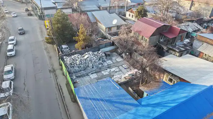 В Алматы снесли очередной незаконный объект (2)