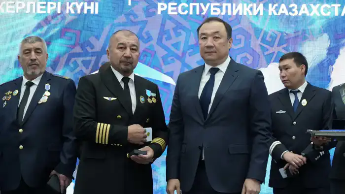 Награждение пилота МЧС знаком за вклад в гражданскую авиацию и спасательные операции Павлодаре