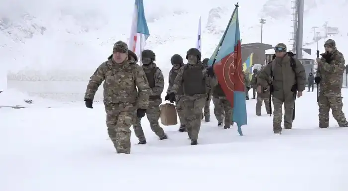 Курсанты силовых вузов Казахстана успешно покорили 3500-метровый пик в Заилийском Алатау в честь Дня образования института. Павлодаре