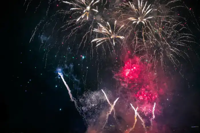 Новогодние салюты в Астане запустили в двух местах (3)