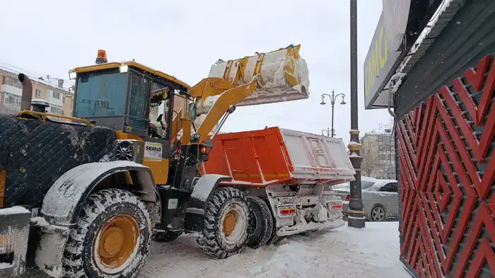 Более 3000 дорожных рабочих и свыше 1600 единиц спецтехники задействованы в снегоуборочных работах в Астане (4)