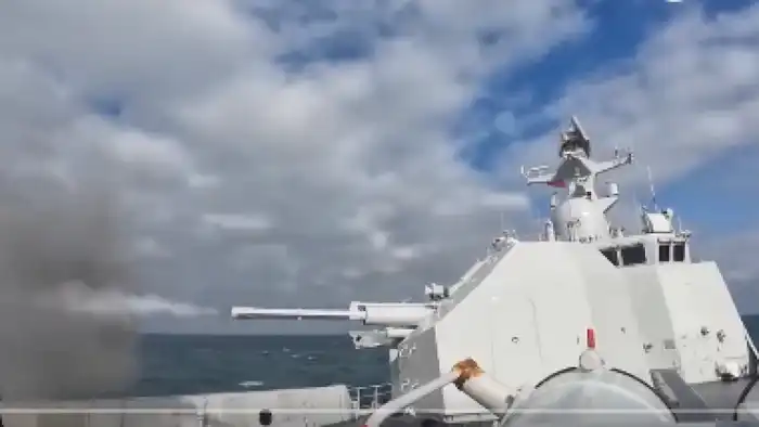 Китай провел 10-часовые учения у берегов Тайваня: запуск ракет и демонстрация новых десантных кораблей Павлодаре