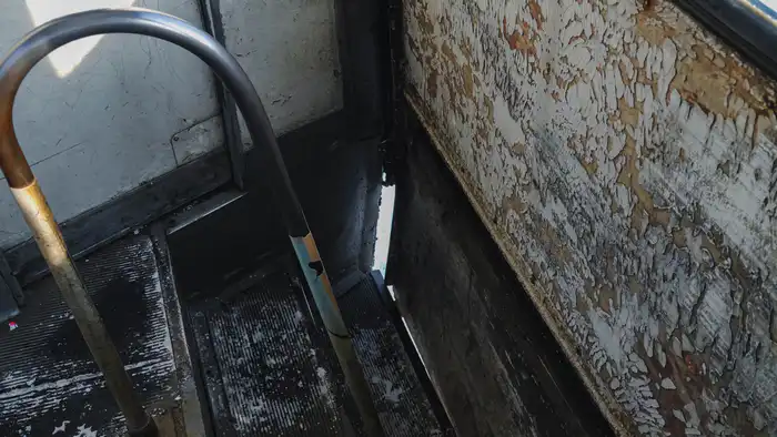 Дыра в двери трамвая, Усть-Каменогорск