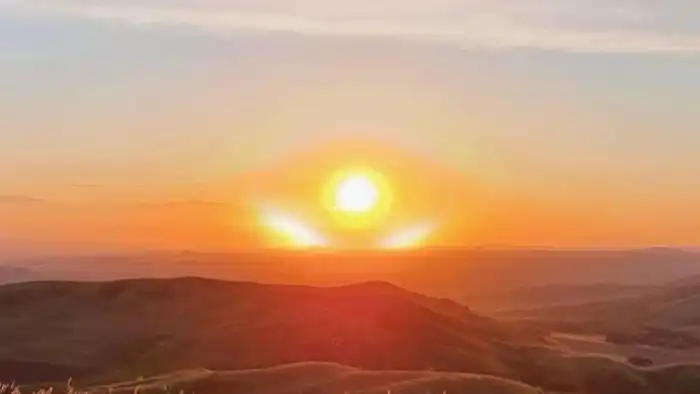 Усть-Каменогорск: закат, как флаг, завораживает жителей Павлодаре