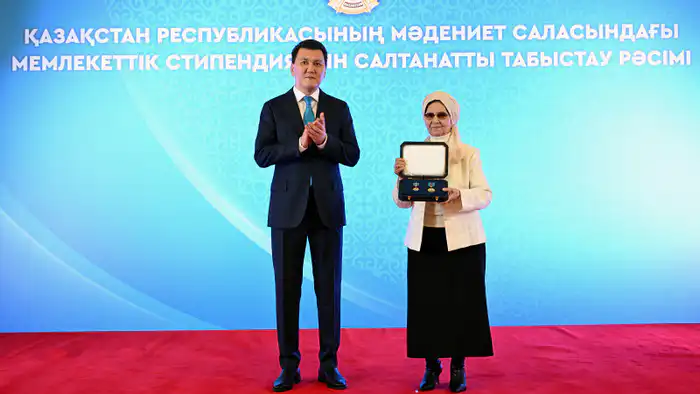 Золотая звезда на небосводе памяти: Родным Бауыржана Момышулы вручили знак особого отличия Павлодаре