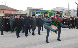 В Таразе зажгли свечу памяти Динмухамеда Кунаева на его 114-летие