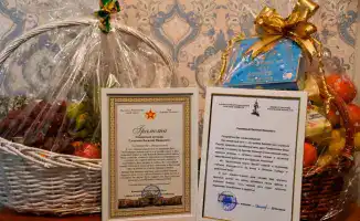 Трогательное поздравление ветерана войны военными моряками в Актау: проявление уважения и памяти о героизме