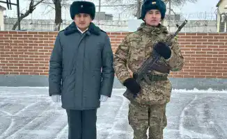 Старший брат принимает Военную присягу у младшего в Атырау