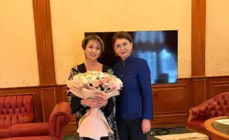 Заместитель Премьер-министра Аида Балаева вручила памятный подарок Алтынай Асылмуратовой в честь юбилея