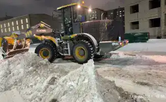 Коммунальные службы Астаны продолжают борьбу со снегом, обеспечивая безопасность горожан в условиях метели