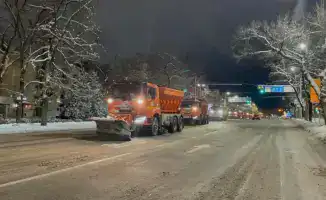 Алматинцы сталкиваются с последствиями сильного снегопада: коммунальные службы работают круглосуточно для очистки улиц