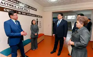 Аким области Берик Уали проверил гимназию №6 в Семее и обсудил проблемы учебных кабинетов