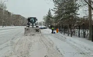 В Астане продолжаются масштабные снегоуборочные работы с привлечением более 3000 дорожных рабочих и 1675 единиц техники