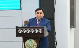 Дархан Жазықбай обсудил развитие госслужбы с сотрудниками министерств транспорта, промышленности и строительства РК