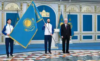 В руках олимпийских знаменосцев Казахстана — мечты, окутанные Государственным флагом