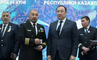 Награждение пилота МЧС знаком за вклад в гражданскую авиацию и спасательные операции