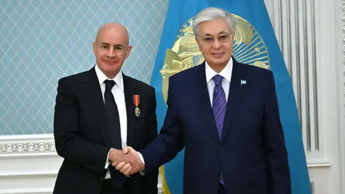 Токаев наградил президента Международной федерации лыжного спорта и сноуборда орденом в Акорде Павлодаре