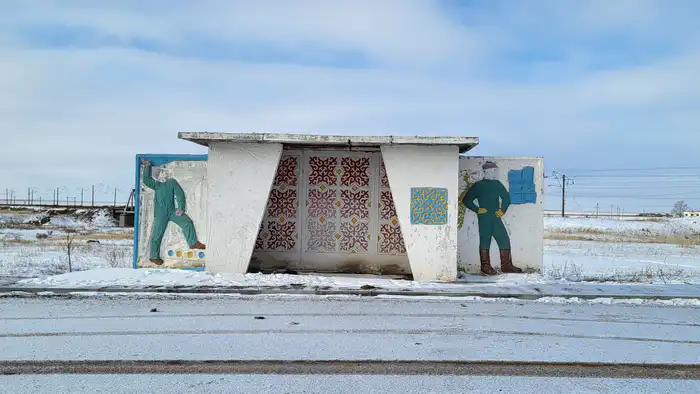 Советская остановка с барельефами, село Павловка, Акмолинская область