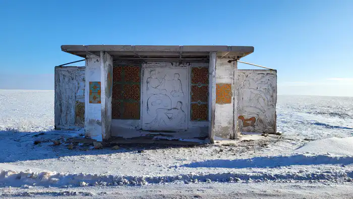 Советская остановка с барельефами, село Целинное, Акмолинская область