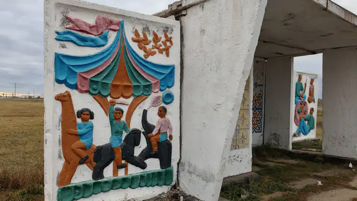 Барельеф 'Дети на карусели', остановка в районе села Жаксы, Акмолинская область