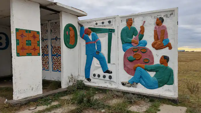 Барельеф с сидящими за дастарханом. Остановка в районе села Жаксы, Акмолинская область