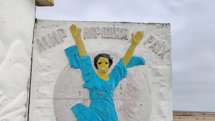 Остановка с барельефом 'Мир народам' в районе села Восточное, Костанайская область