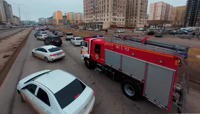 Эксперимент МЧС: реакция водителей на пожарный автомобиль в Актау Павлодаре