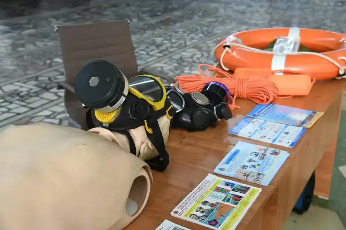 Столичные спасатели рассказали школьникам о своей службе (4)