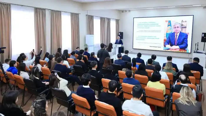 Поддержка молодёжных лидеров Карагандинской области новой Конституции: шаг к укреплению государственности и активному участию в реформах Павлодаре