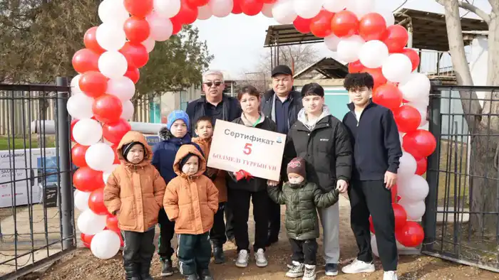 В Шардаре вручили дом чемпиону мира по армрестлингу, поддерживая многодетные семьи Павлодаре