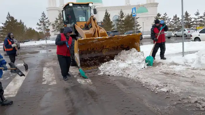 В Астане в снегоуборочных работах задействовано около 1,7 тысячи единиц спецтехники (9)