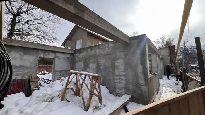 Снос незаконной постройки на ул. Утегенова в Алматы Павлодаре