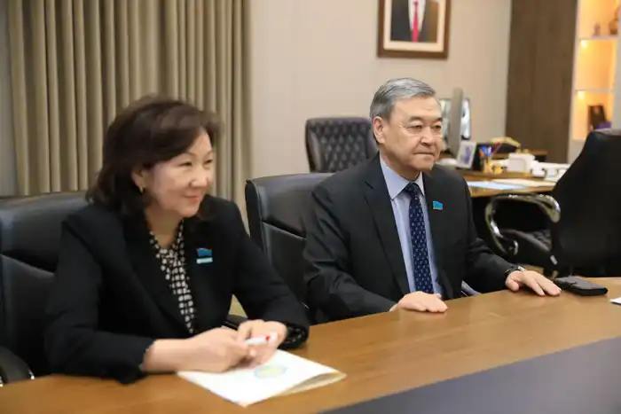 Сенаторы обсудили новую Конституцию с акимом области Павлодаре