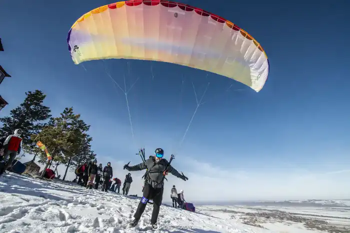 Зимнее небо Жетісу собрало парапланеристов из 6 стран (9)