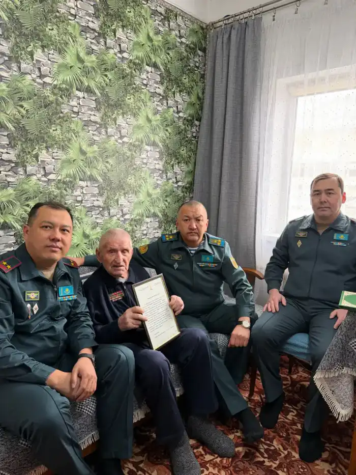 Ветеран Второй мировой войны отмечает 100-летие в Казахстане Павлодаре