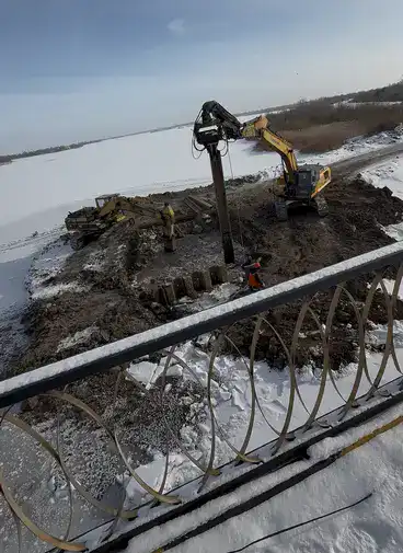 Подготовка к паводку: в посёлке Г. Мустафина разбирают ставшую ненужной технологическую дорогу (4)