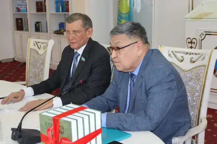 Литературная феерия: Жолтай Әлмашұлы презентовал новые книги в Национальной академической библиотеке Павлодаре