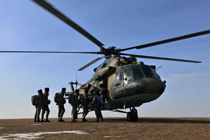 Первые прыжки выполнены: 196 солдат срочной службы десантировались с парашютом (3)