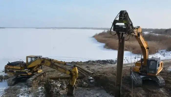 Подготовка к паводку: в посёлке Г. Мустафина разбирают ставшую ненужной технологическую дорогу (3)