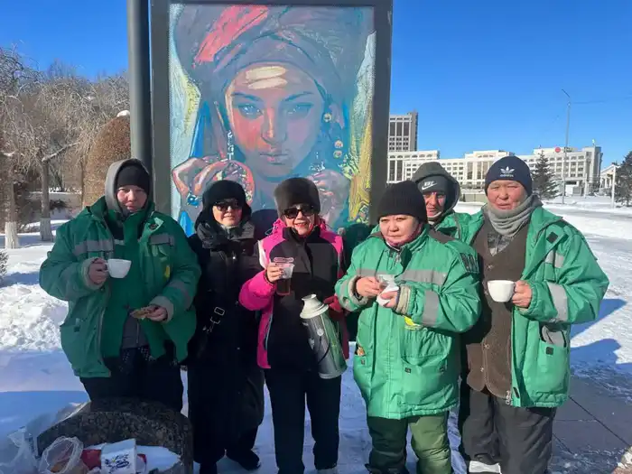 Чай и сладости: пенсионеры благодарят коммунальщиков в Астане Павлодаре