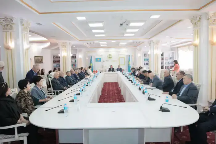 В Национальной академической библиотеке презентованы новые книги Жолтая Әлмашұлы (5)