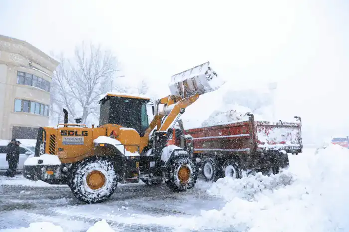 Недовольство жителей Тараза по поводу уборки снега: Ербол Карашукеев инициирует привлечение строительной техники Павлодаре