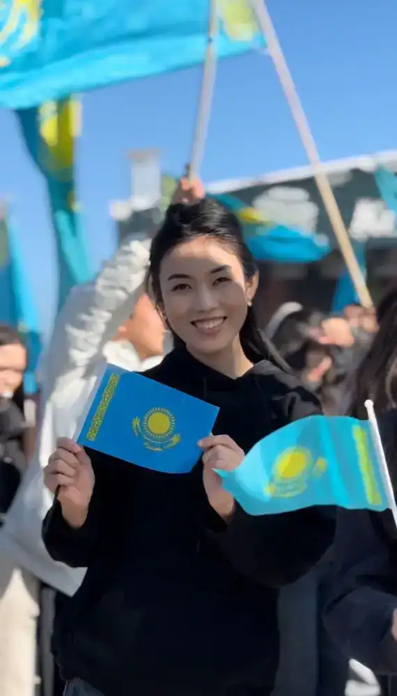 Патриотический флешмоб в Алматы в поддержку Новой Конституции Павлодаре