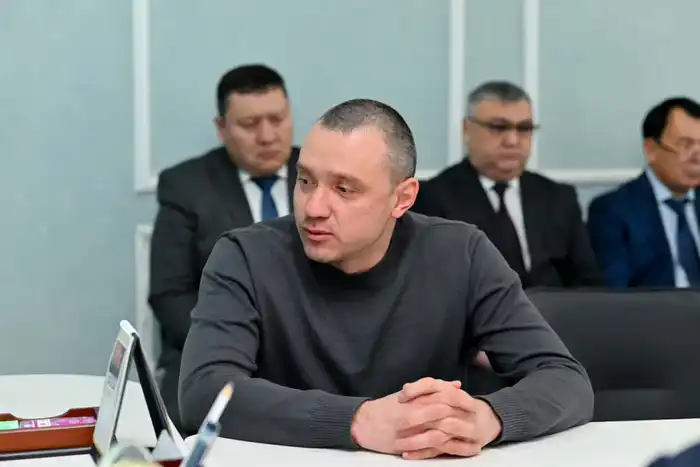 Прием граждан акимом области обсуждение вопросов жилья дорог земли освещение транспорт Павлодаре