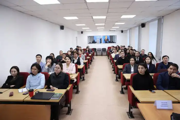 Член Высшего Судебного Совета, профессор кафедры уголовного права и организации исполнения наказания Костанайской академии МВД им. Ш.Кабылбаева Айдаркан Скаков провёл гостевую лекцию для магистрантов Академии правосудия (3)