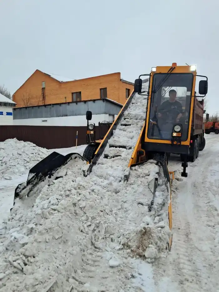 В Астане в снегоуборочных работах задействовано около 1,7 тысячи единиц спецтехники (10)