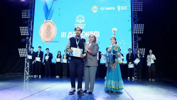 В Астане награждены победители и призеры республиканской олимпиады среди школьников (5)