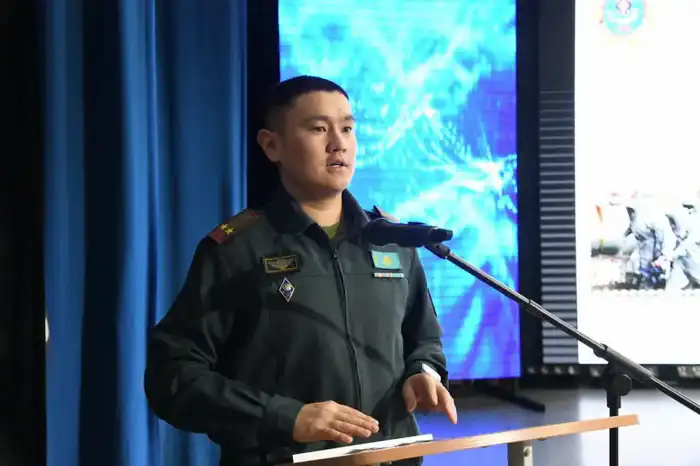 Столичные спасатели рассказали школьникам о своей службе (9)